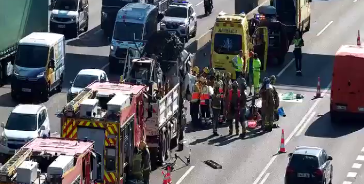 Els Bombers han hagut d'excarcerar el conductor d'un dels camions | @transit