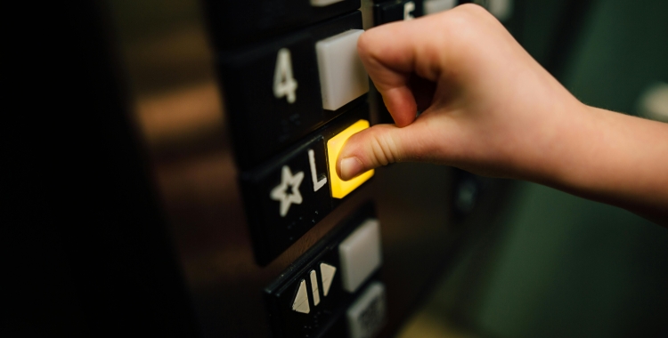 Una mà prem un botó en un ascensor | Pexels