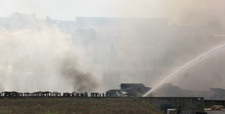 Incendi en l'empresa Barnastock de Polinyà | Albert Segura (ACN)