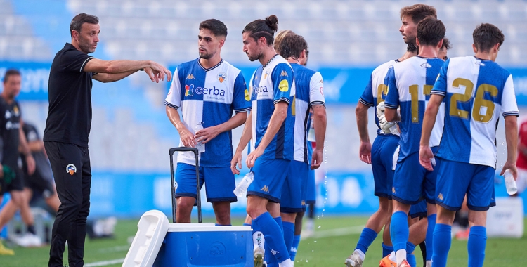 Català, donant instruccions als seus durant un 'cooling break' | Pedro Salado