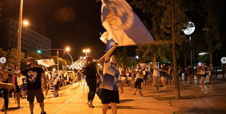 Imatge de la celebració de l'afició arlequinada després de l'ascens de Marbella