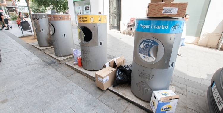 Escombraries fora dels contenidors de la pneumàtica al Centre 