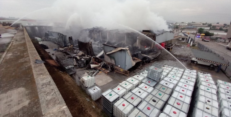 Controlat l'incendi d'una empresa química de Polinyà