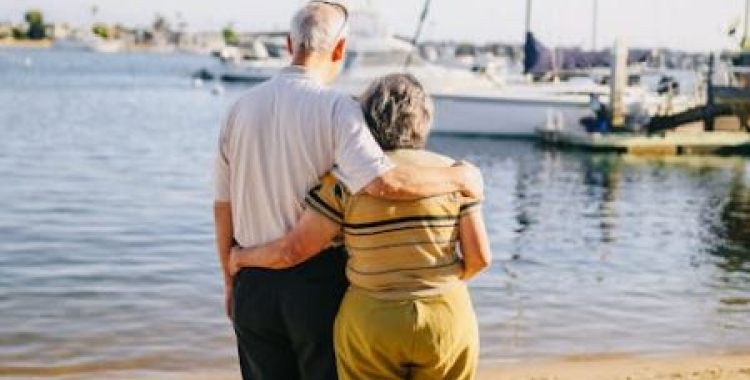 Una parella de gent gran mirant el mar | Pexels