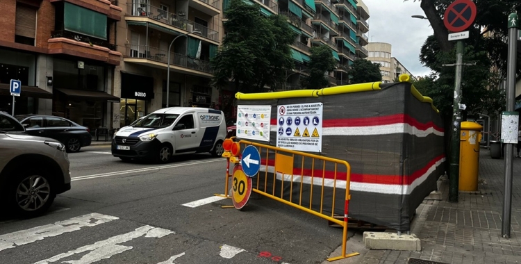 El tram inicial de la Ronda Zamenof, a l'alçada de la plaça Catalunya, amb un carril tancat a la circulació | Mireia Sans