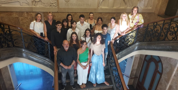 Fotografia de família a les escales de l'Ajuntament de Sabadell