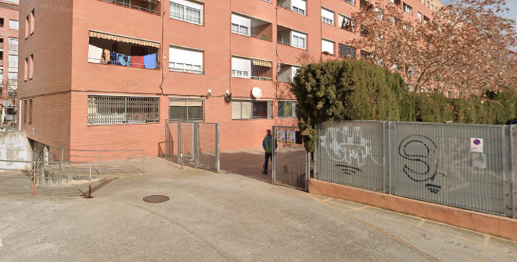 El carrer Alcalde Crespí, amb les tanques que utilitzen els veïns per impedir l'accés | Google Maps