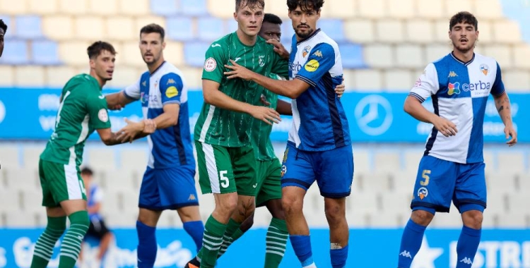 Javi Delgado, Cámara i Pedraza busquen la rematada ahir contra el Cornellà | FCF