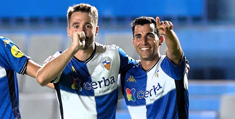 Cortés amb Rubén Martínez diumenge passat celebrant el gol contra el Cornellà | FCF