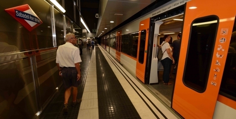 Usuaris agafen el tren a l'estació Sabadell Parc del Nord | Roger Benet