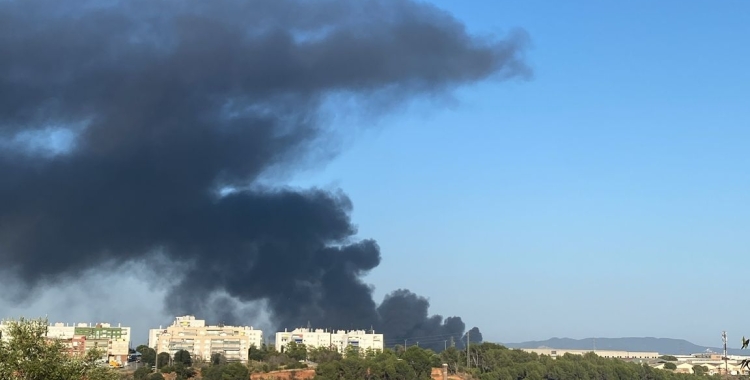 El fum de l'incendi es veu des de Sabadell