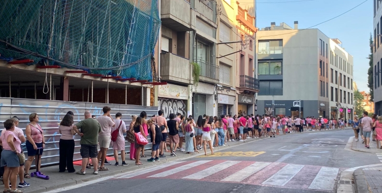 Un centenar de persones (llarg) esperant per entrar a La Tremenda