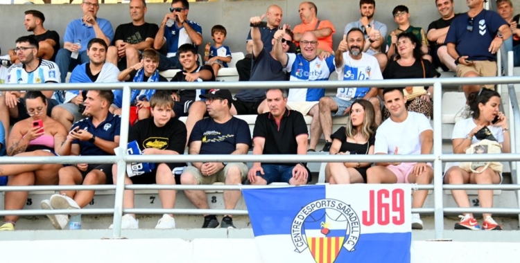 Afició del Sabadell en l'amistós al camp del Prat diumenge passat | Críspulo Díaz