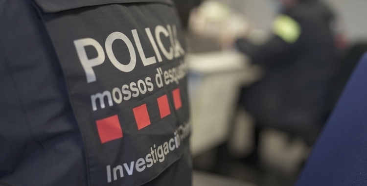 Un agent dels Mossos d'Esquadra d'esquenes | Cedida