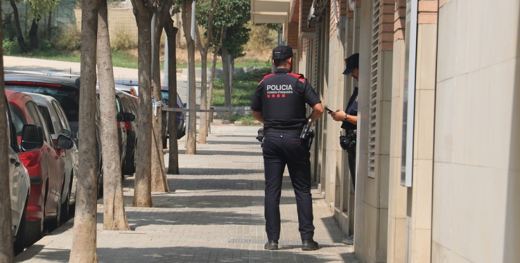 Un agent dels Mossos al domicili de Rubí on hi ha hagut un dels crims | Àlex Recolons