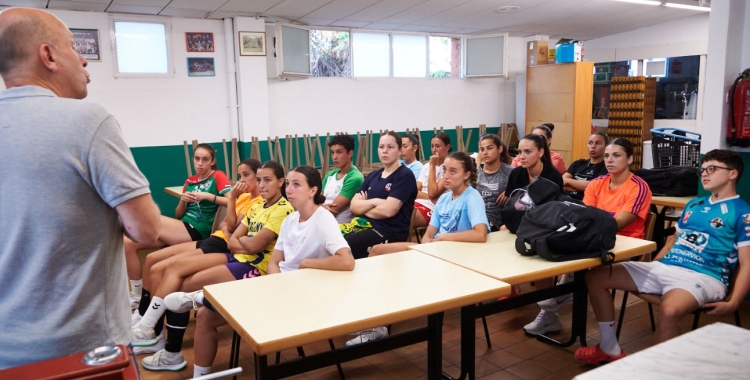 El president de l'OAR, Salva Gomis, amb l'equip femení | OAR Gràcia