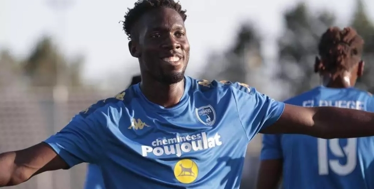 Ryan Bakayoko, celebrant un gol amb el Niort