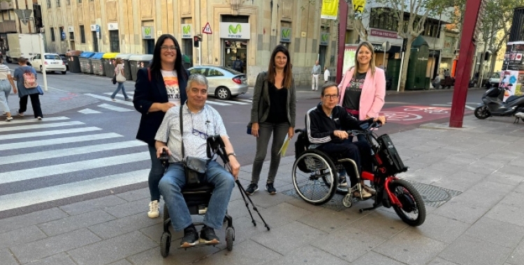 La tinenta d'alcaldessa Mar Molina i la regidora Laura Pineda amb usuaris de l'AVAN | Cedida