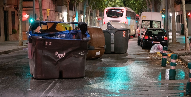 Diversos contenidors cremats al mig del carrer | Arxiu