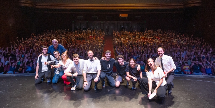 L'equip de l'Amunt el Teló dalt de l'escenari del Teatre de la Faràndula de Sabadell