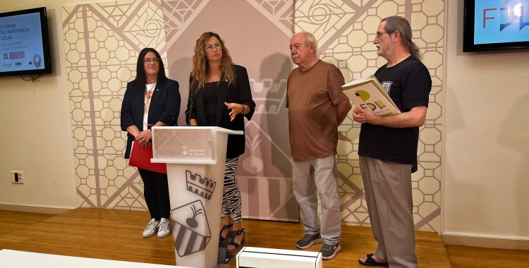 La tinenta d'alcaldessa Mar Molina, la regidora de Participació Sonia Sada i el president i vocal de la FAV, Manuel Navas i Jordi Torguet | Mireia Sans