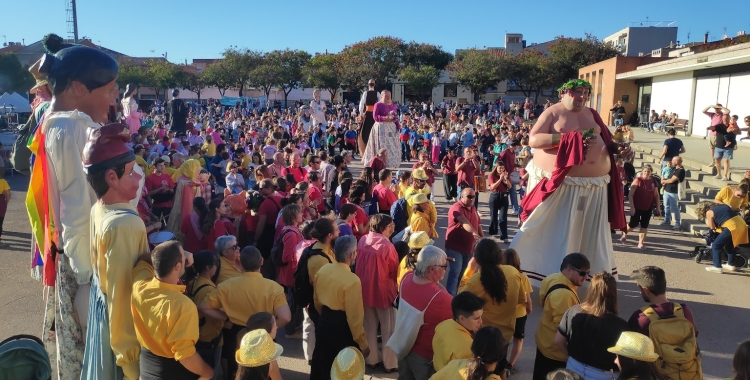 La plaça del Treball s'ha omplert de gegants i geganters