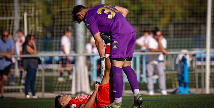 El porter juvenil Lukas Pagès atenent un rival | Sandra Dihör