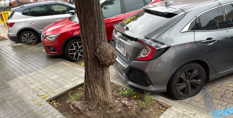 Un dels vehicles que han aparegut amb la roda punxada | Cedida