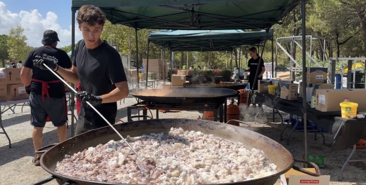 Un dels treballadors que han fet possible la fideuà | Ràdio Sabadell