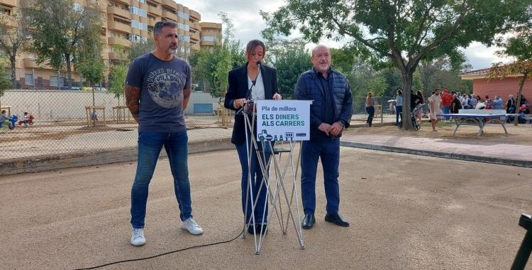 D'esquerra a dreta, Òscar Rosa, director de l'escola Can Rull, l'alcaldessa Marta Farrés i el regidor d'Educació, Manuel Robles