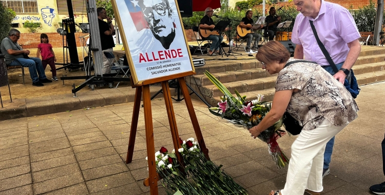 Uns ciutadans col·locant un ram d'homenatge a Allende | Mireia Sans