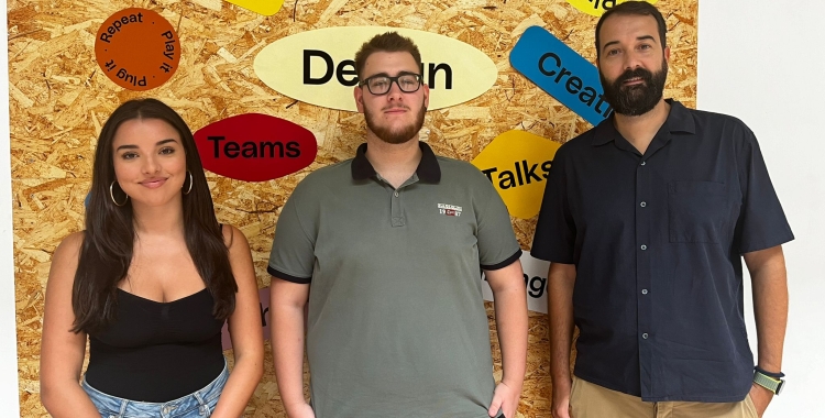 Maria Mosquera i Unai Rosell, alumnes, i Carles Cabezon, responsable de l'Àrea | Mireia Sans