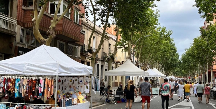 Paradetes de la fira d'artesania, a l'Avinguda Barberà