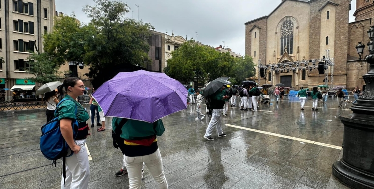 Castellers amb paraigües després de la suspensió de la diada | Helena Molist