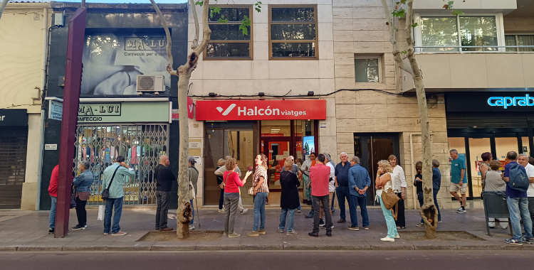 Cues al davant de l'agència d'Halcon Viatges de La Rambla