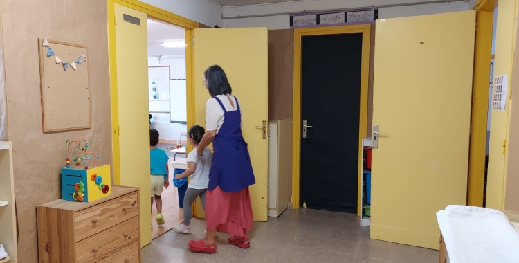 Els alumnes entrant a una aula a l'Escola Can Rull | Núria Garcia