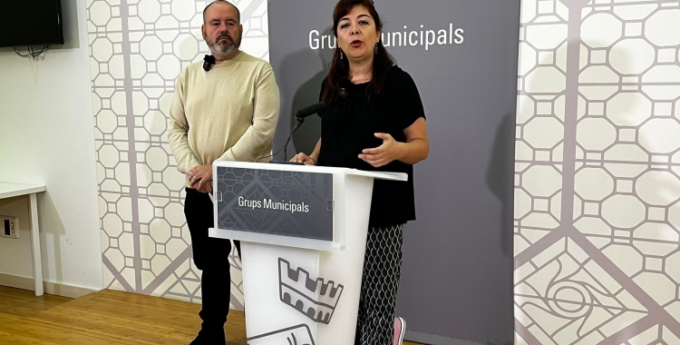 Els regidors dels Comuns, Joan Mena i Alejandra Sandoval, en roda de premsa | Mireia Sans