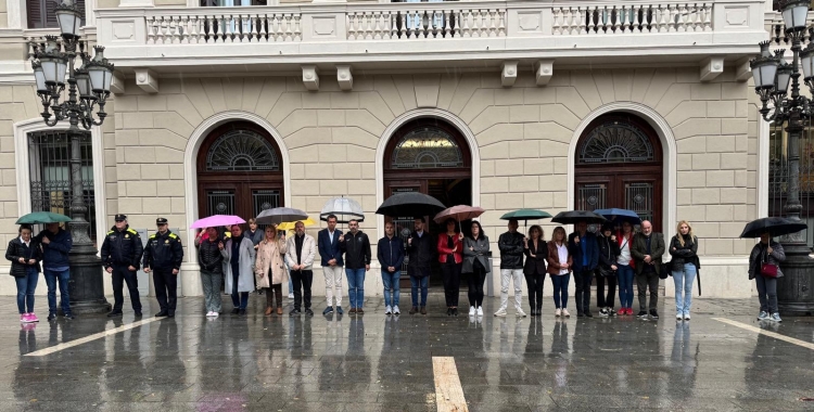 Els representants municipals durant el minut de silenci