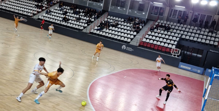 Moment de partit, de la darrera jornada, dels nedadors a la pista colomenca