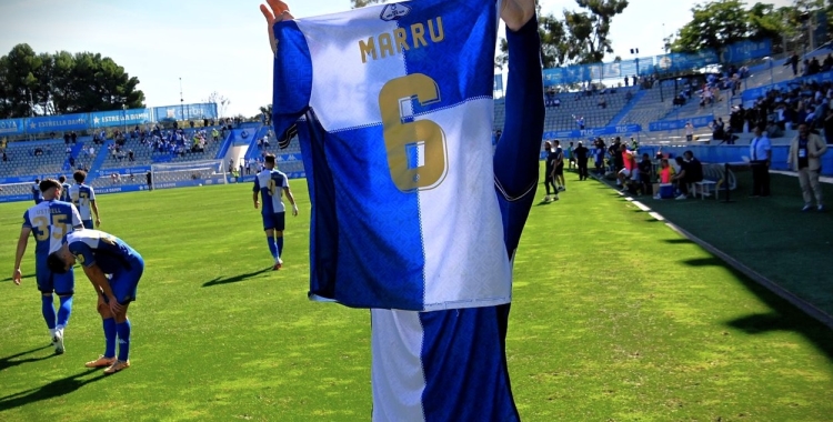 Pedraza mostrant la samarreta de Marru | Críspulo Díaz