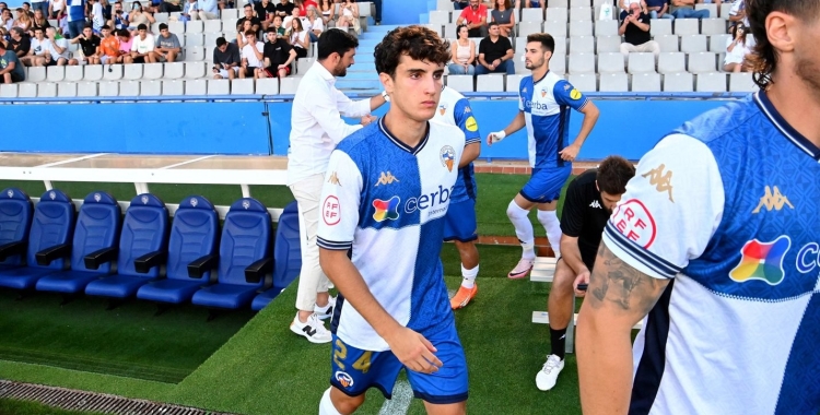 Pau Fernández sortint d'inici en un partit a la Nova Creu Alta | Críspulo Díaz