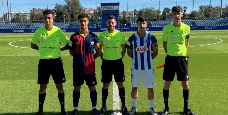 Foto dels capitans de l'Espanyol-Mercantil amb la tripleta arbitral a la Dani Jarque | RCDE