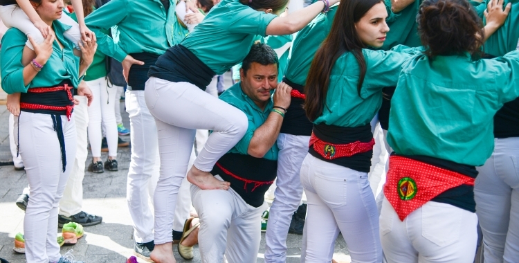 El cap de colla dels Saballuts durant una actuació