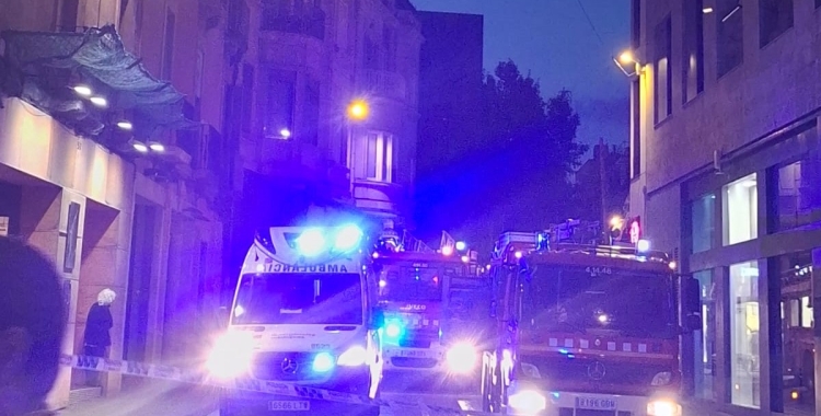 Bombers a la Via Massagué durant l'evacuació | Cedida