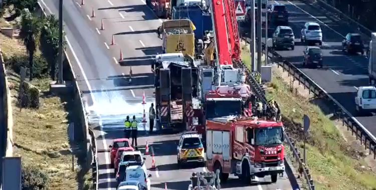 El camió incendiat a l'AP-7 | Servei Català de Trànsit