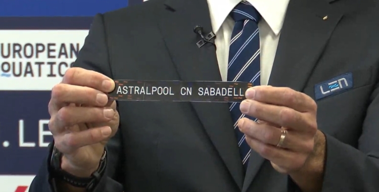 Moment en què ha sortit la bola de l'Astralpool CN Sabadell