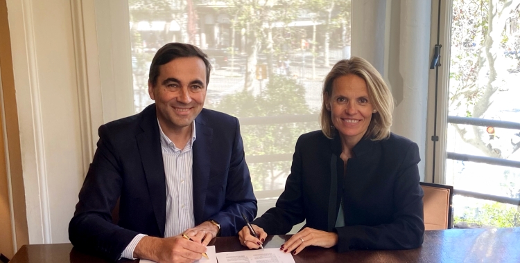 Terea Rodon, presidenta de Veritas, i Enric Blasco, CEO d'IDP, signant l'acord | ACN
