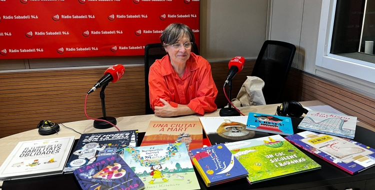 La Cecília Picun amb totes les propostes damunt la taula