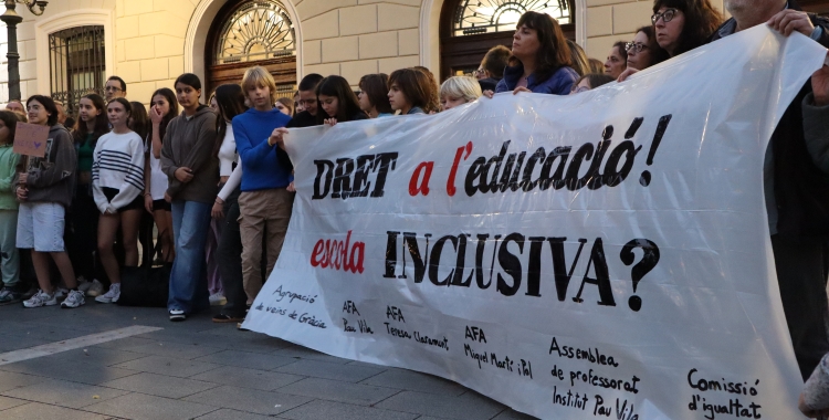 Mobilització a les portes de l'Ajuntament per denunciar la situació de l'alumne