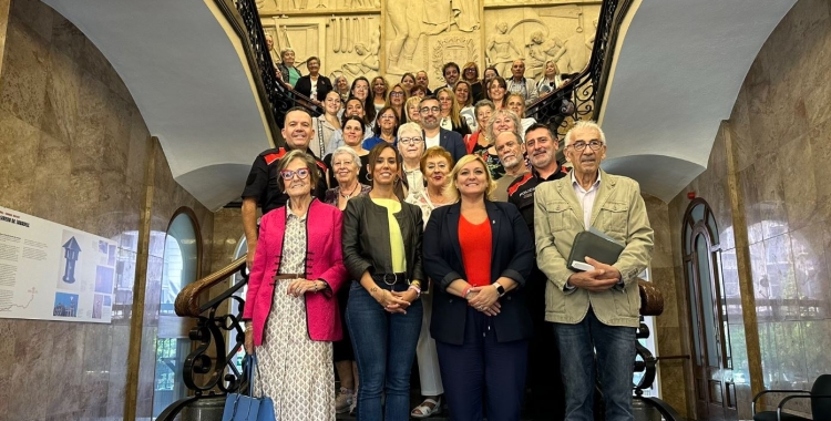 El govern de Sabadell i els regidors de l'oposició amb representants de les entitats de gent gran de Sabadell 